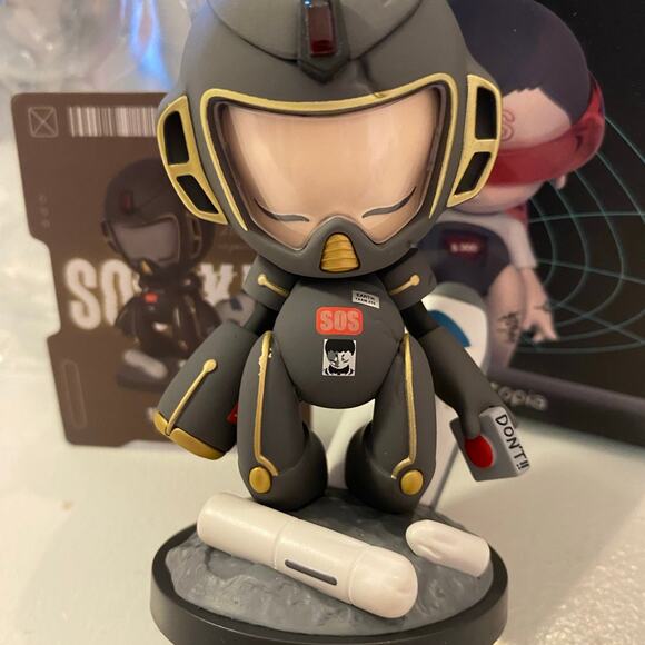 SOSKID 2 Metaverse Utopia Cosmic War Blind Box - Picture 2 of 3